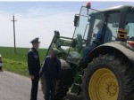 Ce au descoperit polițiștii după ce au oprit un agricultor care conducea un tractor!