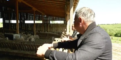 Video! Un tânăr oier i-a prezentat ministrului Barbu ferma sa de oi și vaci!