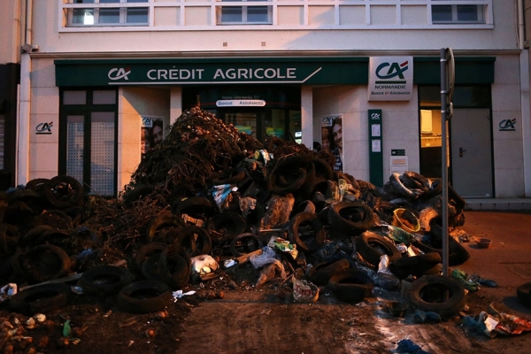 blocaj-banca-din-caen_b blocaj-banca-din-caen_b