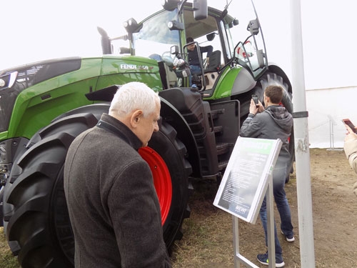 daea-tractorul-urias_b