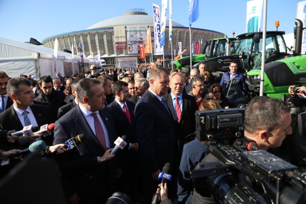 iohannis printre-standuri la indagra_b
