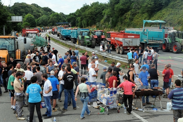 quimper-brest-gratar incins de fermieri pe autostrada_b quimper-brest-gratar incins de fermieri pe autostrada_b