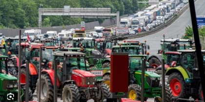 Sute de fermieri și utilaje agricole au blocat frontiera!