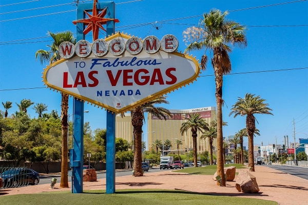 SUA_Las-Vegas_The-Strip_Las-Vegas-Sign_Alex_0614_03_2x3_b